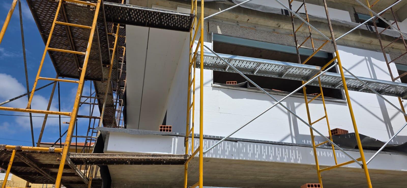 Detalhe de painéis EPS colados e armadura de fibra de vidro em sistema ETICS antes do acabamento final