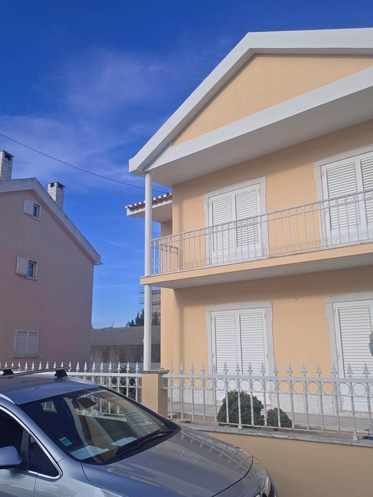 Empena e platibanda de moradia após impermeabilização e pintura exterior premium