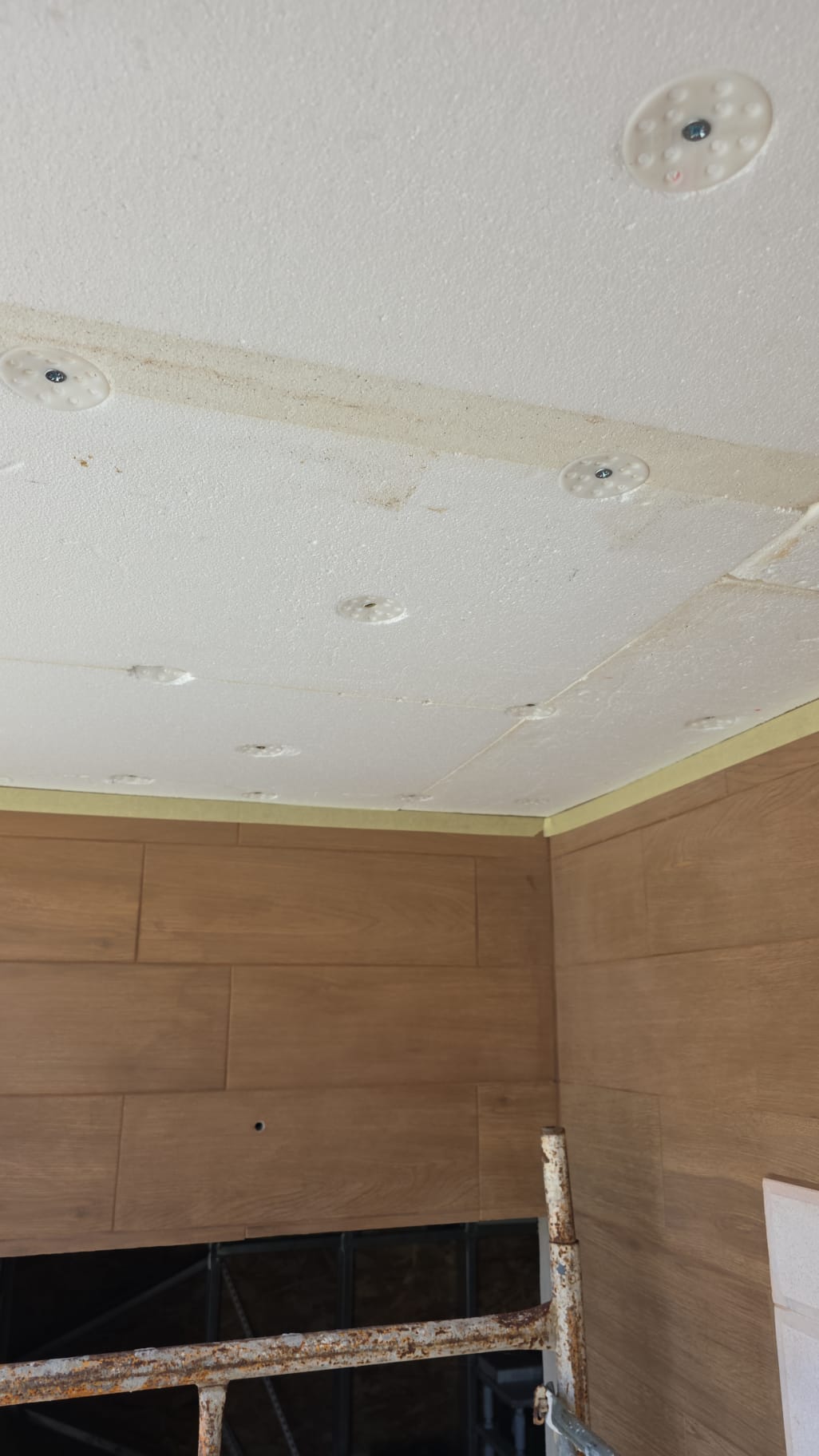 Protecção e revestimento técnico de fachada de edifício corporativo em Lisboa